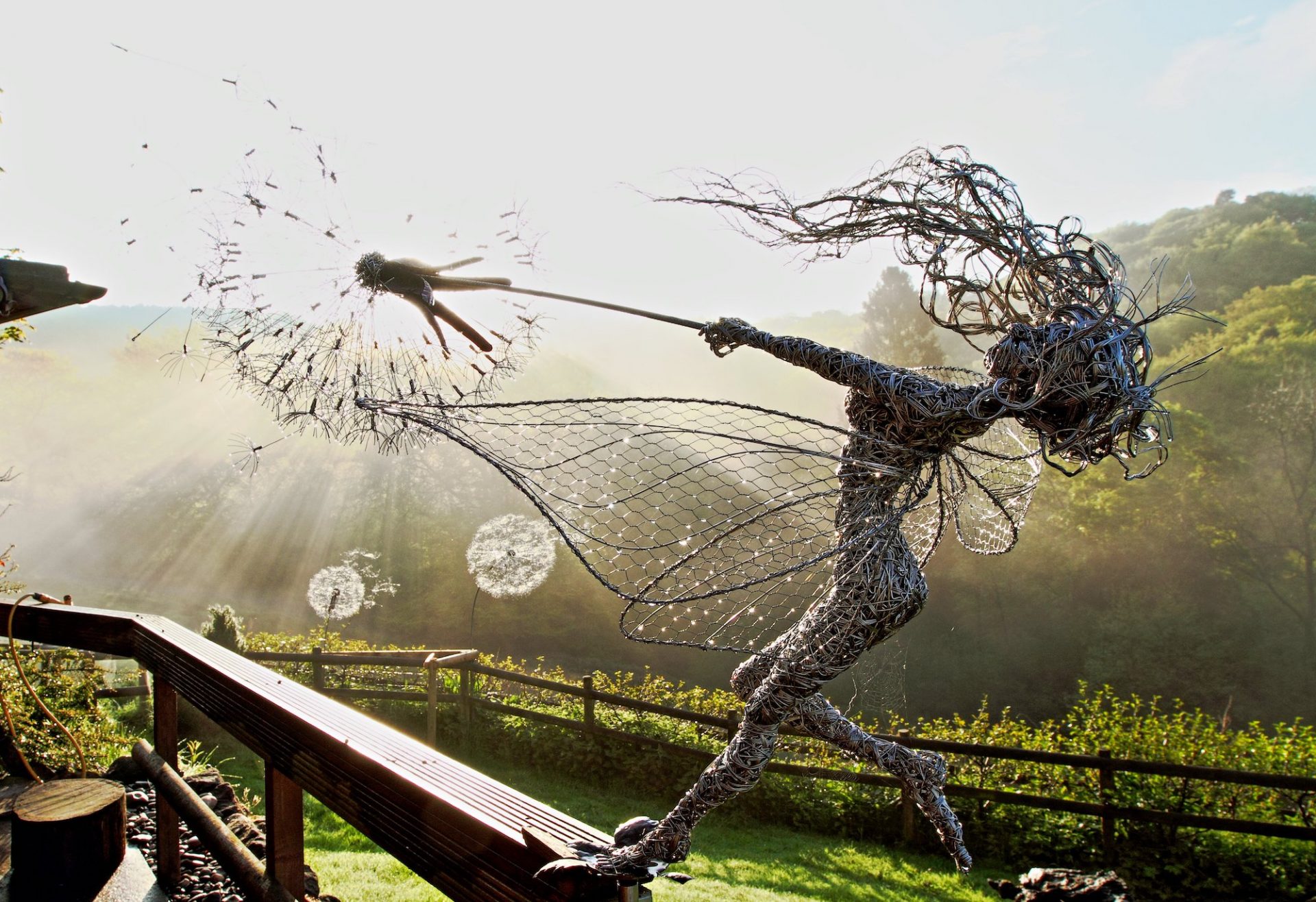 Robin Wight sculpte d'incroyables fées aux pissenlits avec des fils de fer