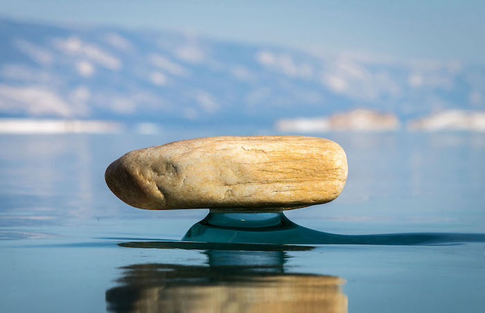 Baïkal Zen : le phénomène naturel qui fait léviter les pierres sur le lac Baïkal gelé