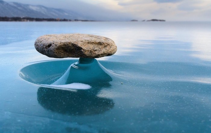 Baïkal Zen : le phénomène naturel qui fait léviter les pierres sur le lac Baïkal gelé