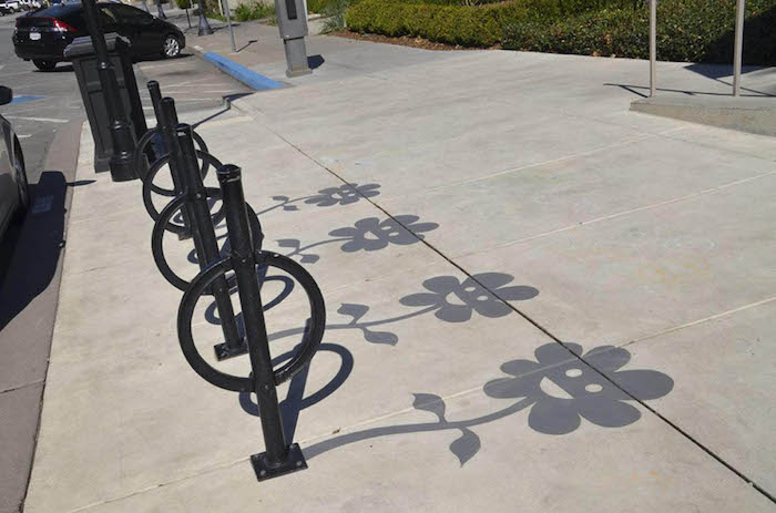 Damon Belanger dessine des fausses ombres sur le sol pour surprendre les passants dans la rue