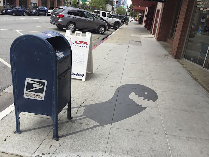 Damon Belanger dessine des fausses ombres sur le sol pour surprendre les passants dans la rue