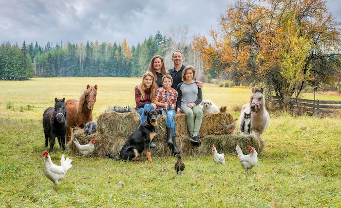 La photographe Tasha Hall capture les familles avec... tous leurs animaux (30 photos)