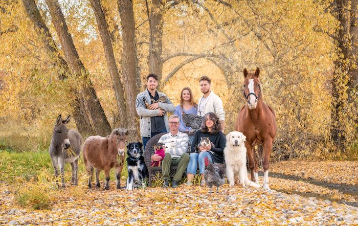 La photographe Tasha Hall capture les familles avec... tous leurs animaux (30 photos)