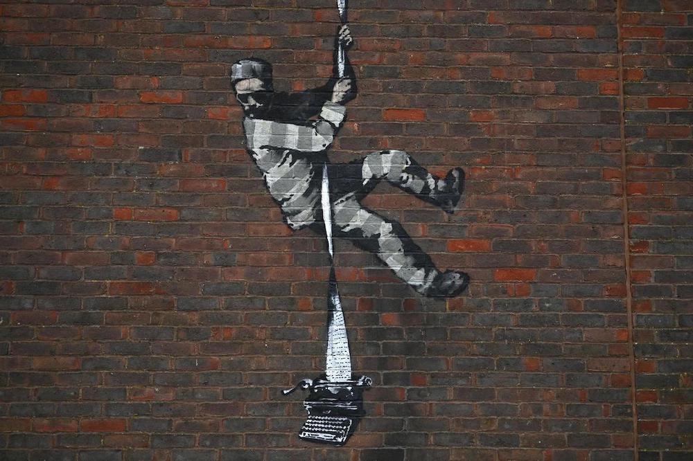 Banksy dévoile un nouveau street art sur le mur de la prison d'Oscar Wilde