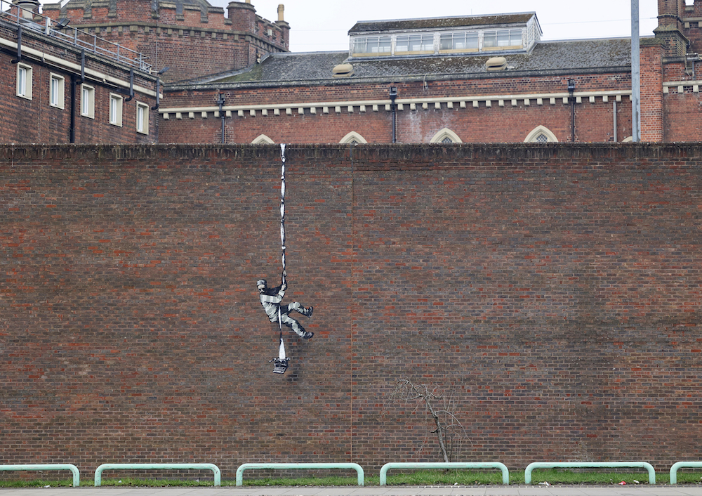 Banksy dévoile un nouveau street art sur le mur de la prison d'Oscar Wilde