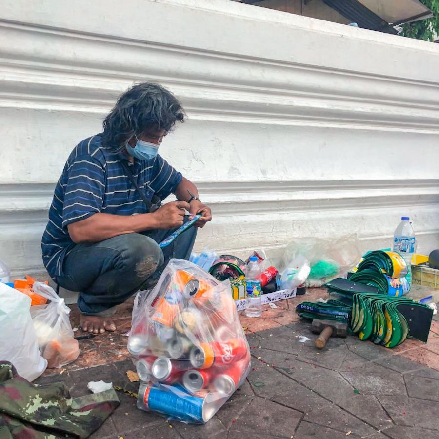 Thaïlande : il récolte des canettes pour les transformer en sacs à main