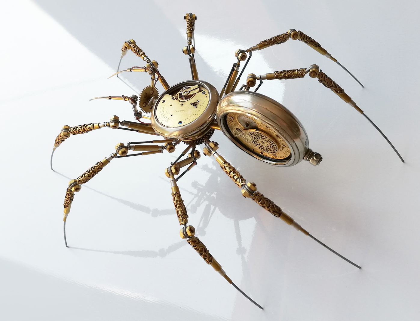 L'artiste Peter Szucsy transforme les montres à gousset en araignées