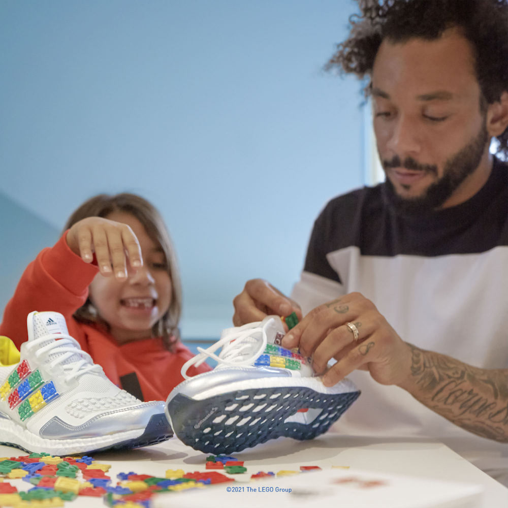 LEGO et Adidas dévoilent des sneakers à personnaliser avec des briques