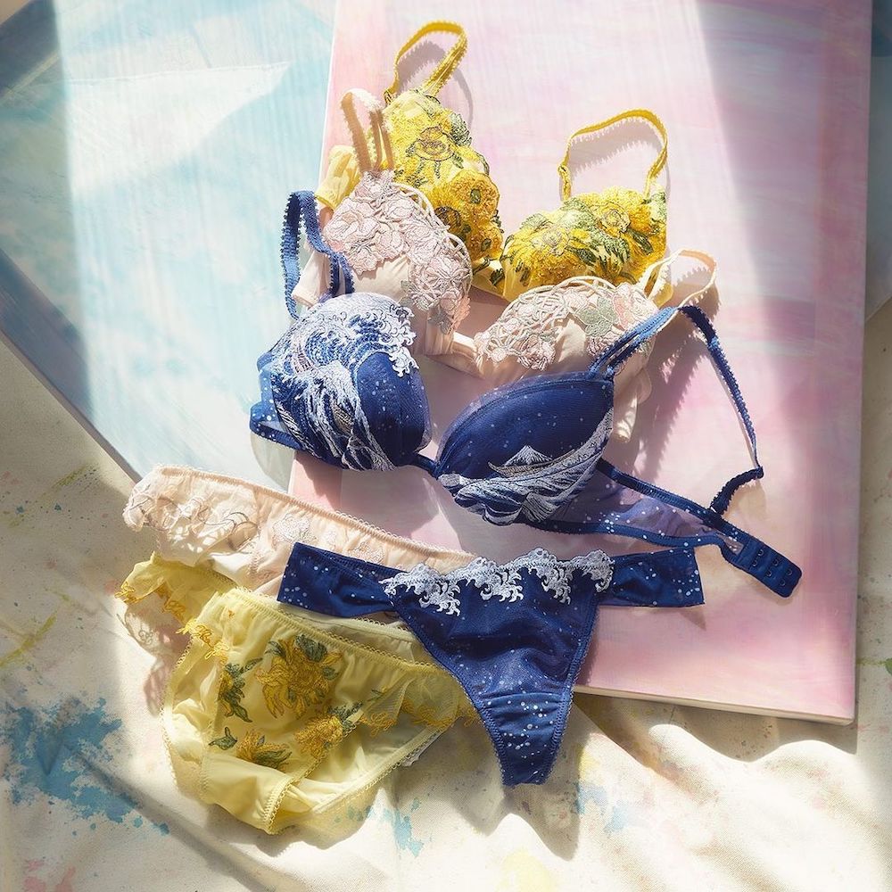 La marque de lingerie Peach John rend hommage à Van Gogh et Hokusai