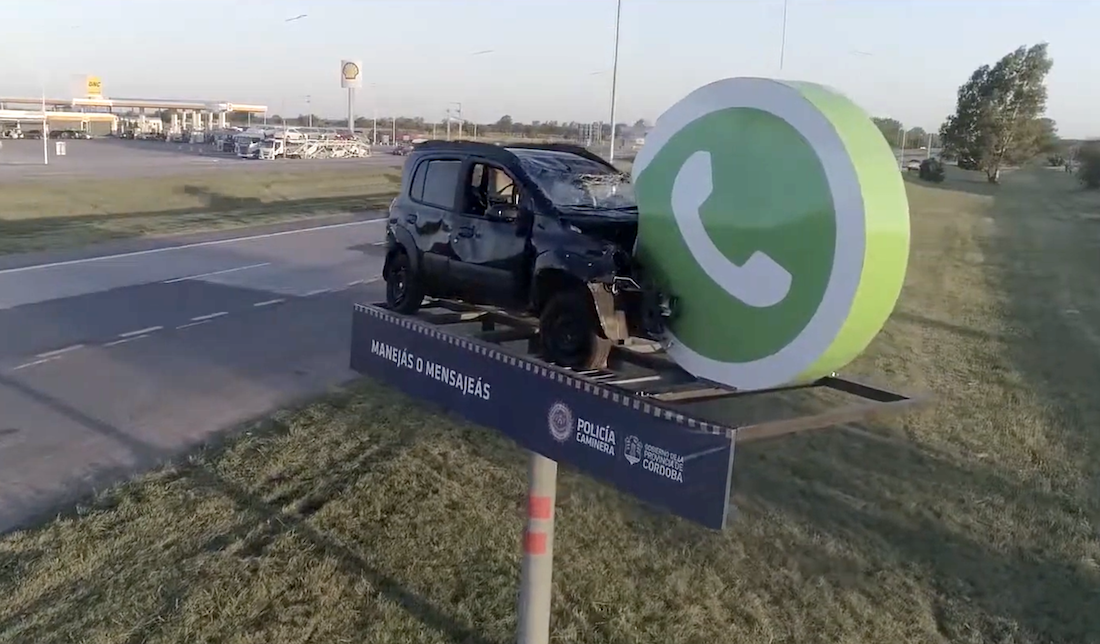 Des voitures encastrées dans des icônes pour lutter contre le téléphone au volant ! (vidéo) Par Maxime Delmas Telephone-volant-sensibilisation-argentin-1