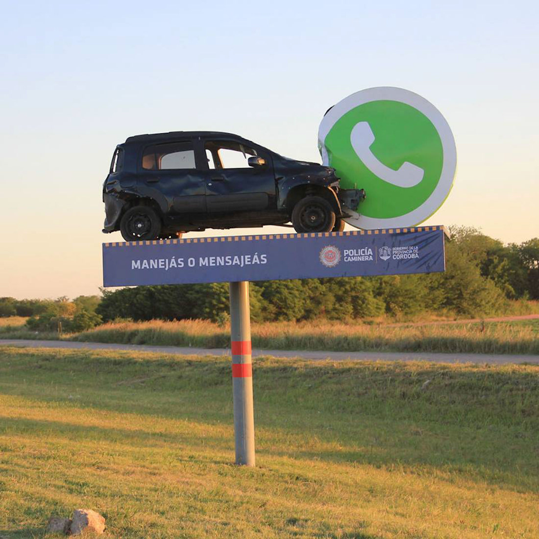Des voitures encastrées dans des icônes pour lutter contre le téléphone au volant ! (vidéo) Par Maxime Delmas Telephone-volant-sensibilisation-argentin-2