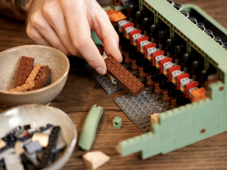 LEGO d?�voile une machine ?� ?�crire qui s'anime de plus de 2000 briques