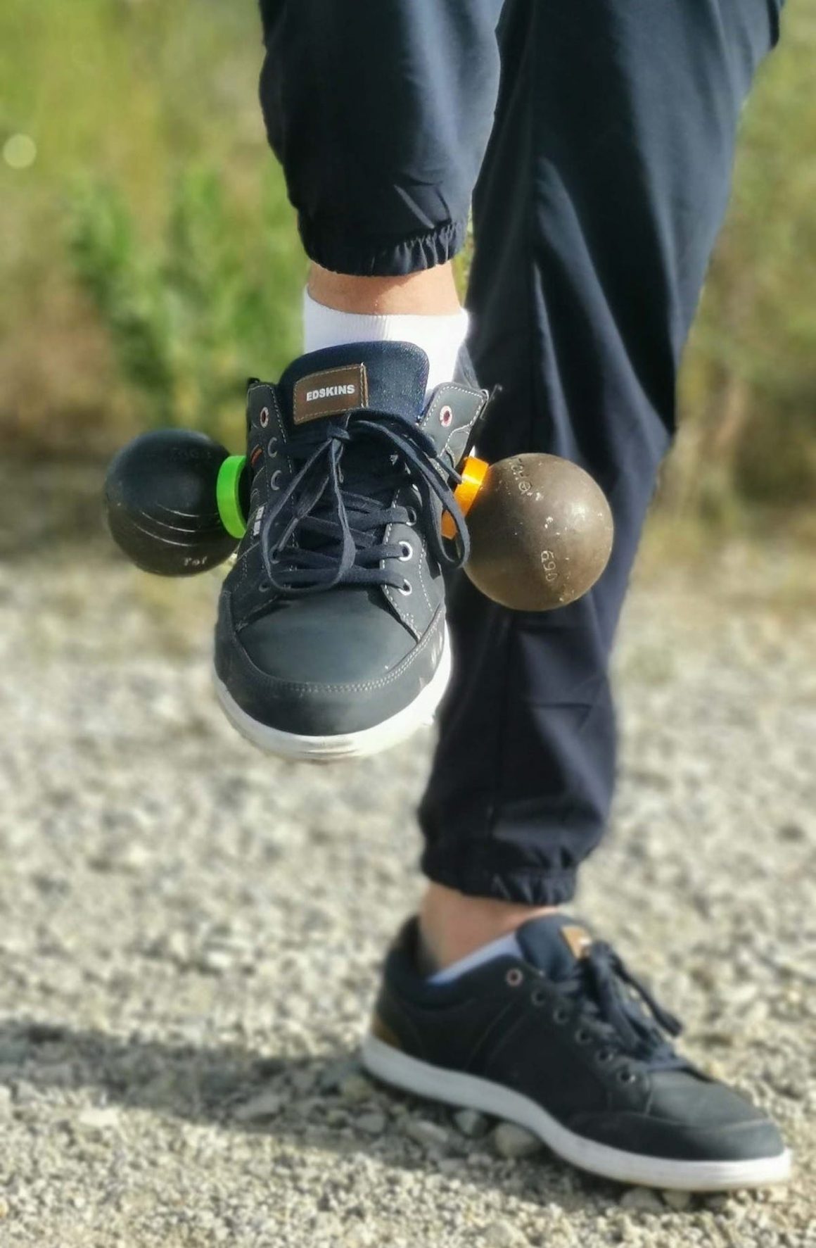 Un aimant de chaussures pour ramasser vos boules de pétanque sans vous