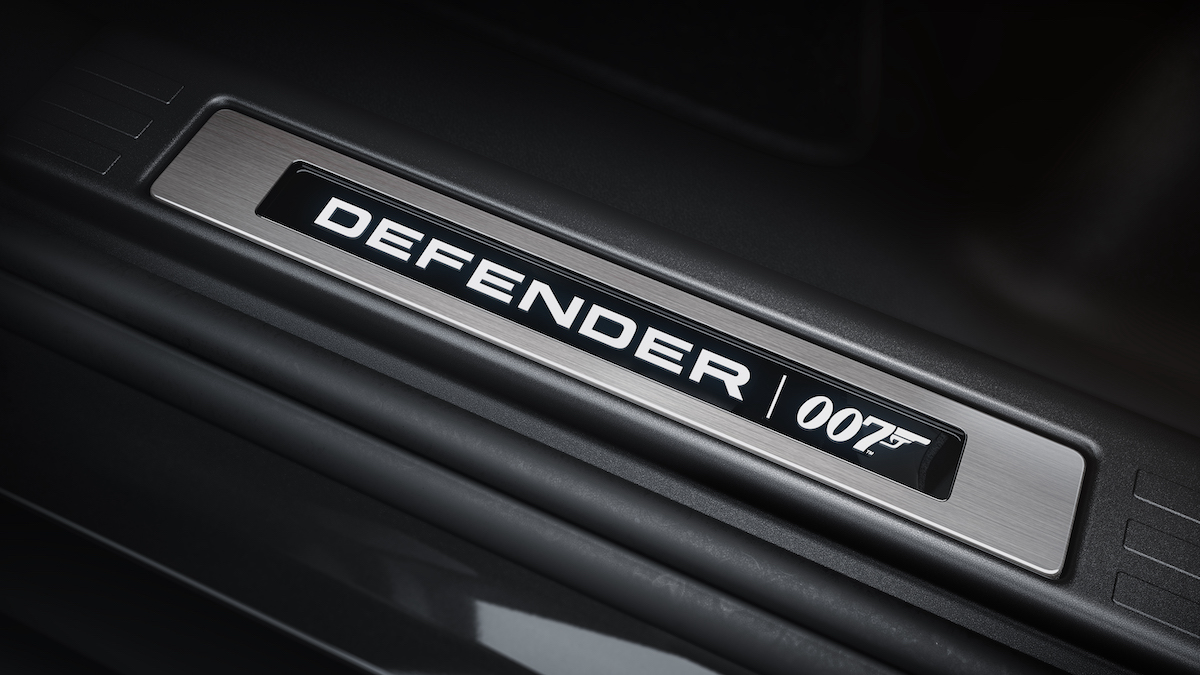 Land Rover sort un Defender édition 007 pour la sortie du dernier James Bond ! (vidéo) Par Justine Mellado Land-rover-james-bond-007-defender-4