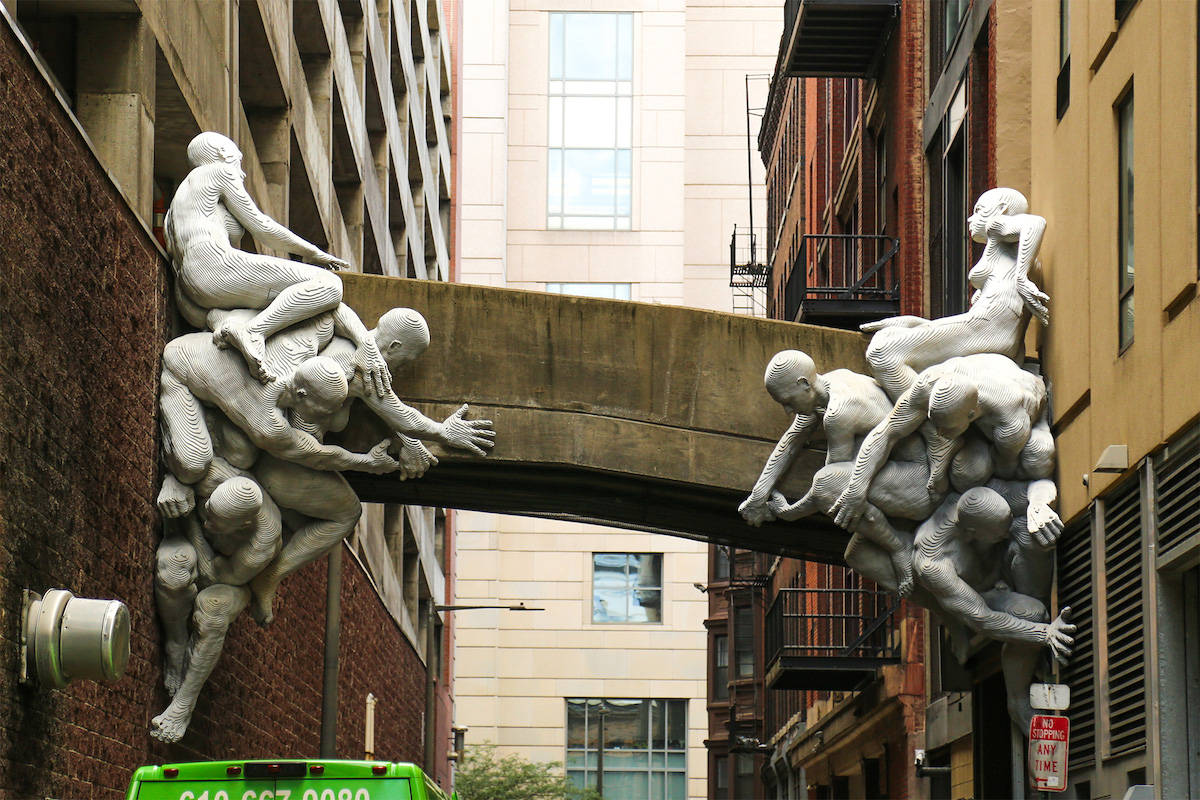 Des statues enchevêtrées soutiennent un pont dans une rue de Philadelphie
