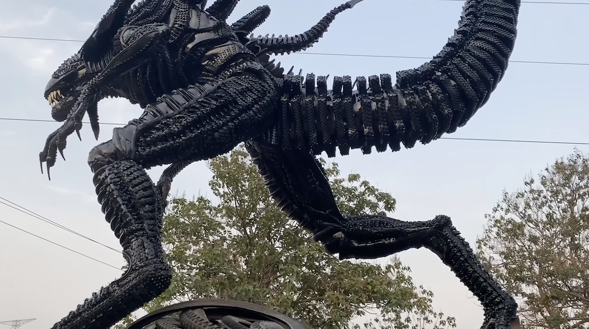 L'artiste Cao Shennge réalise une impressionnante sculpture d'Alien avec 200 pneus usagés