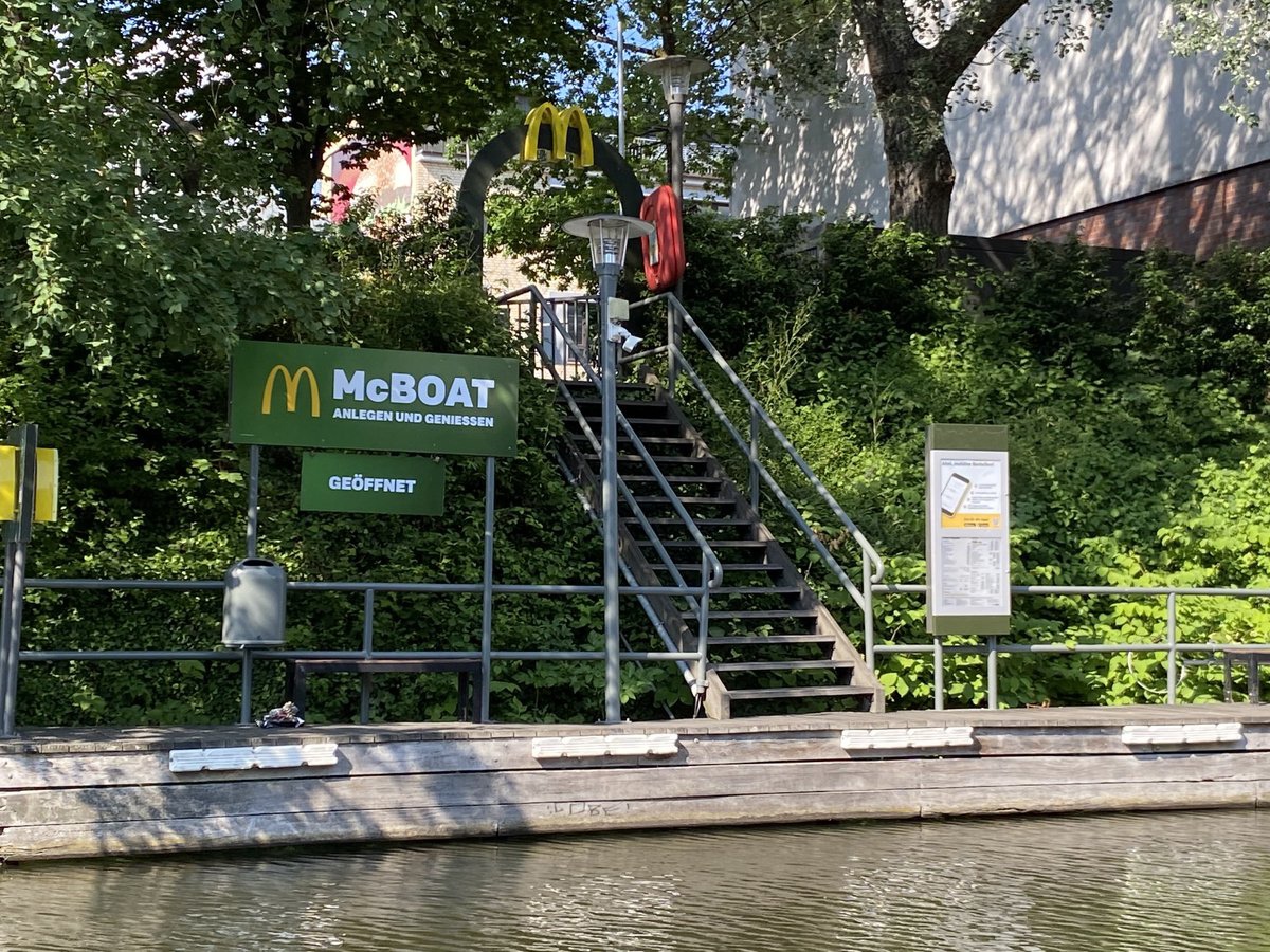 McBoat : le drive de ce McDonald's est uniquement accessible en canoë