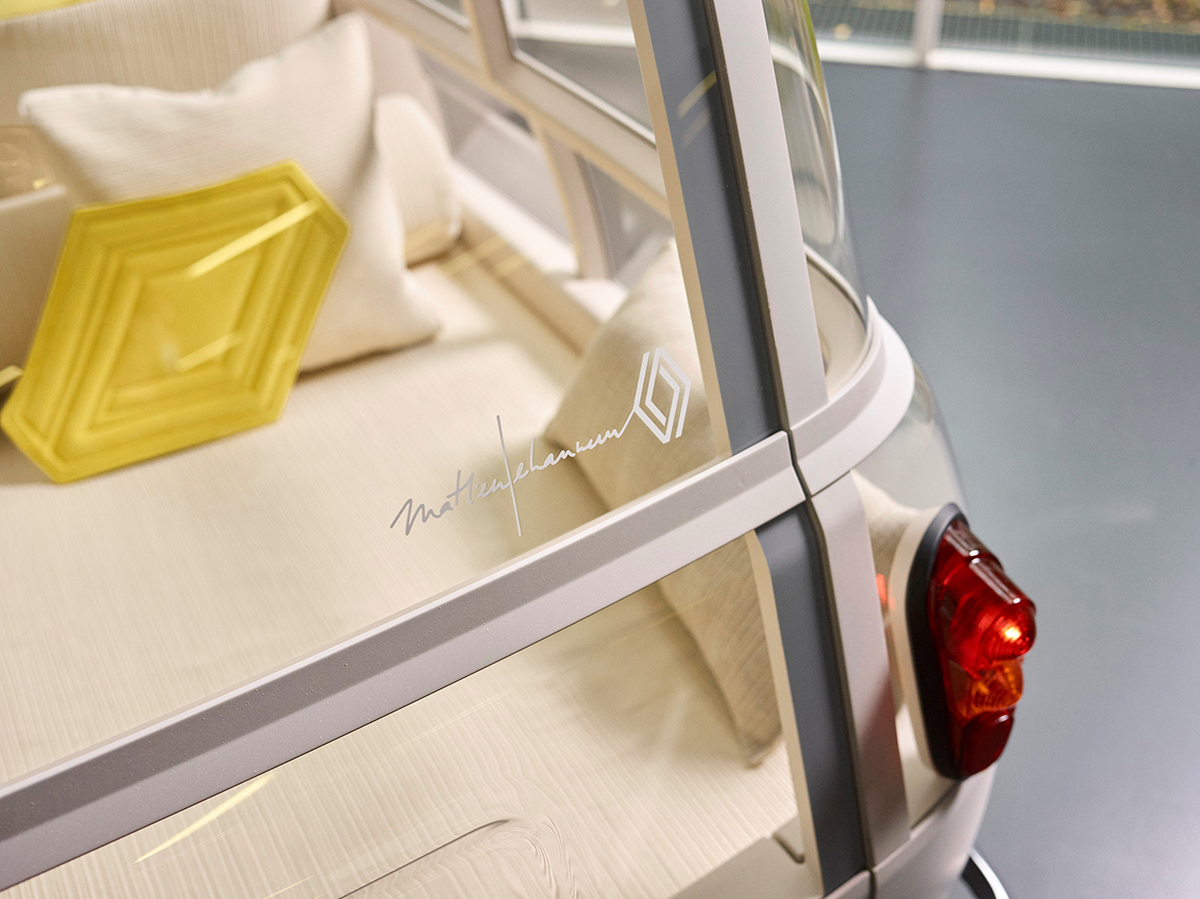 Une Renault 4L transformée en chambre design avec vue panoramique ! (vidéo) Par Justine Mellado Designer-mathieu-lehanneur-renault-4l-6