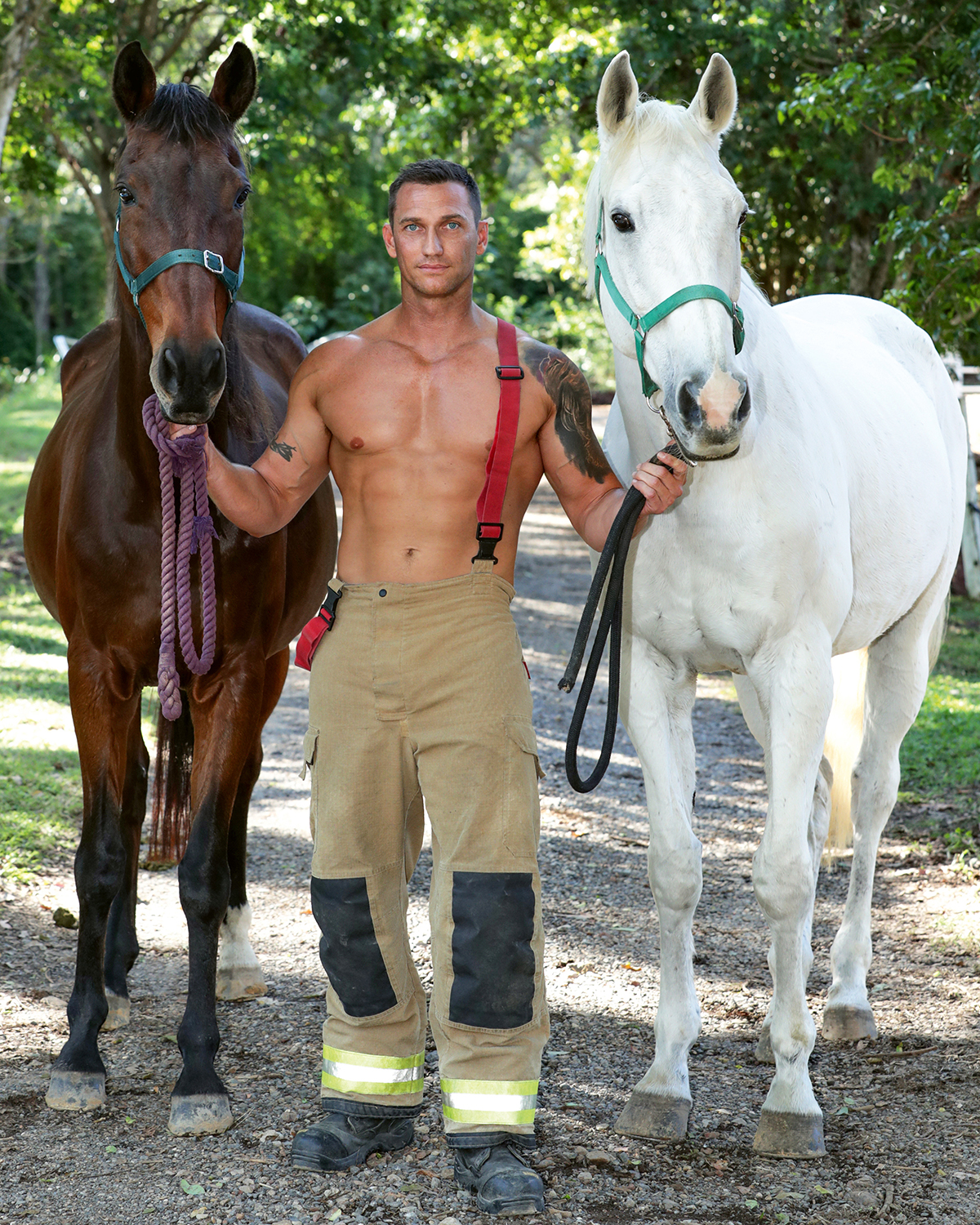 Les pompiers australiens dévoilent leur calendrier sexy pour 2022 ! (vidéo sur Bidfoly.com) Par Justine Mellado Pompiers-australiens-calendrier-sexy-2022-cover-horse