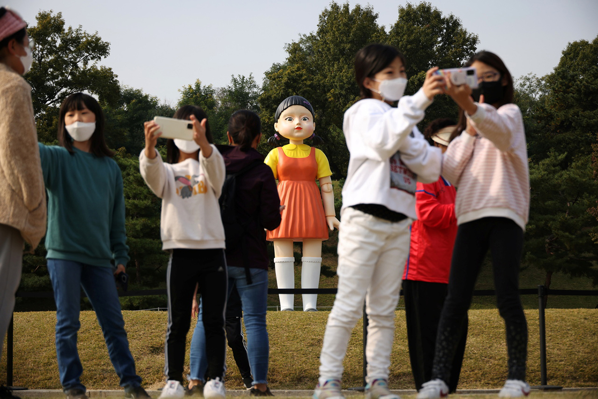 Squid Game : la poupée géante du jeu 1, 2, 3, Soleil se trouve dans un  village en Corée du Sud
