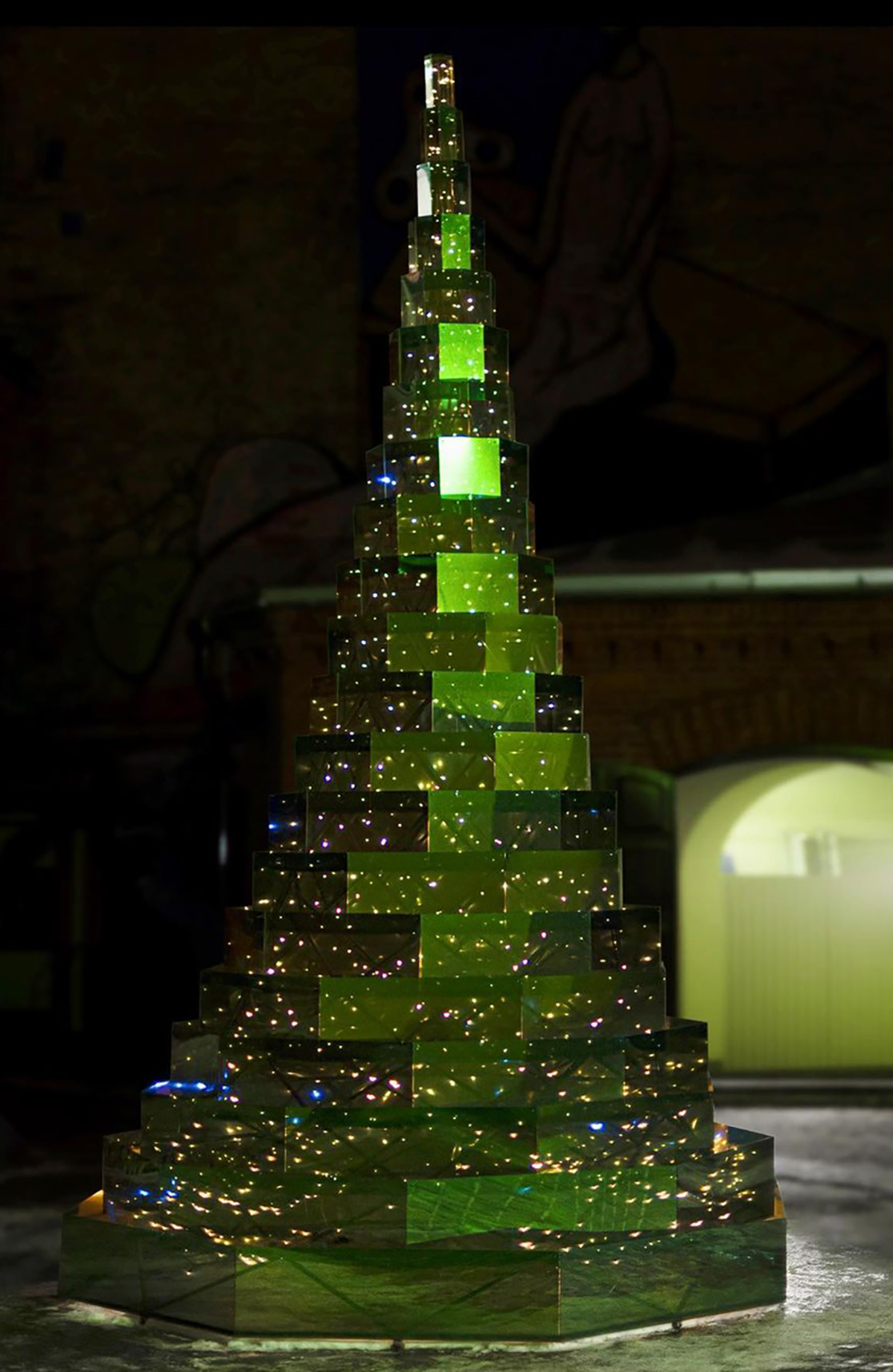 Bordeaux : un cône en verre recyclé de 11 mètres en guise de sapin de Noël  écolo