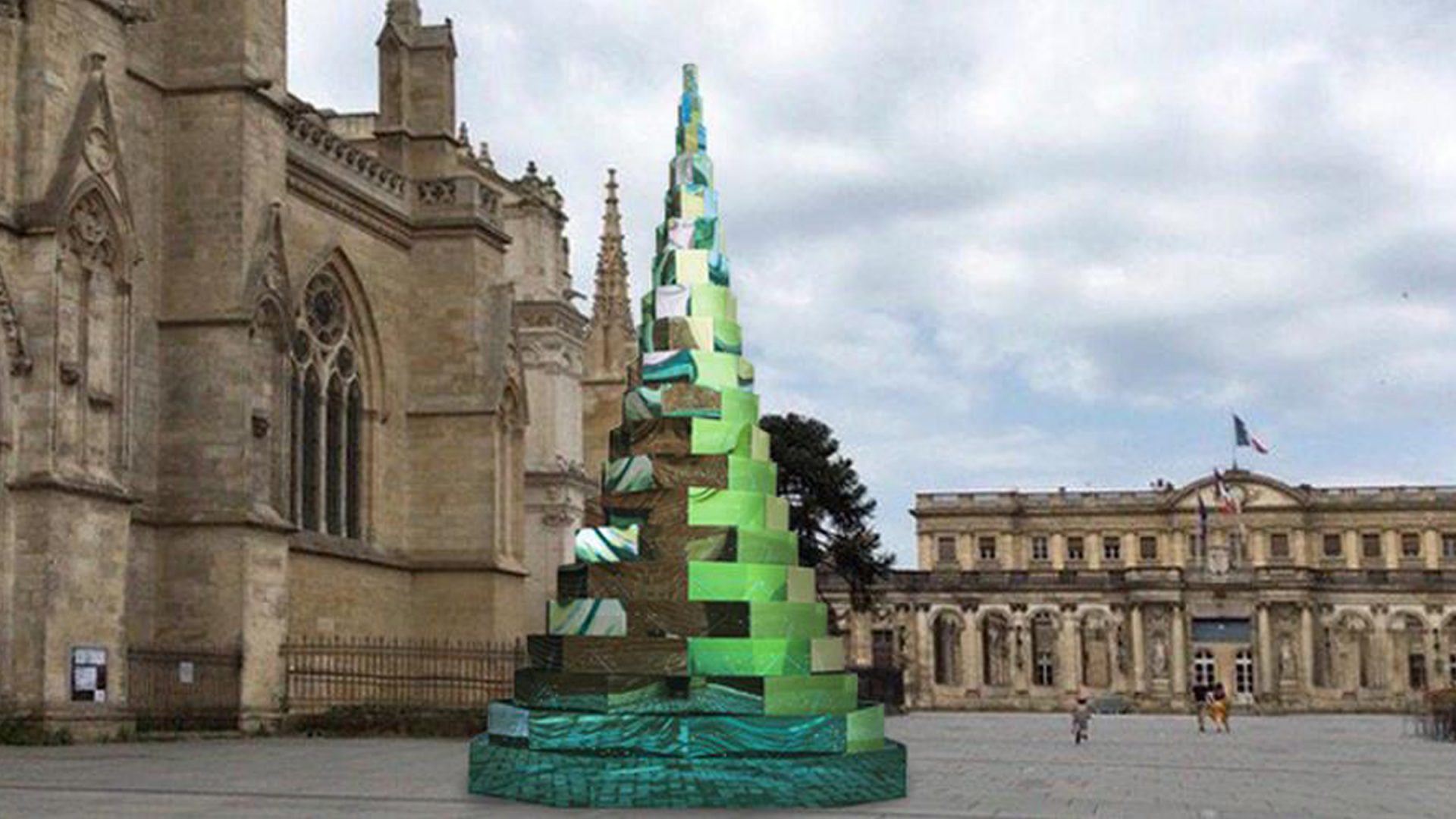Bordeaux un cône en verre recyclé de 11 mètres en guise de sapin de