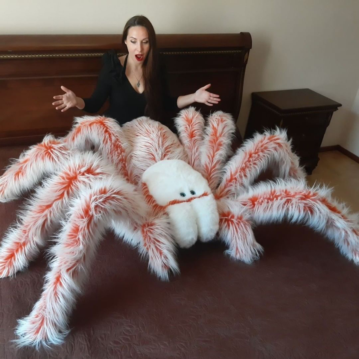 Cette créative cartonne avec ses peluches de lit en forme d'araignées  géantes