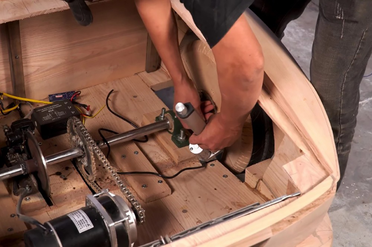 Pour son fils, ce papa créatif fabrique une Rolls-Royce en bois de ses mains ! (vidéo) Par Justine Mellado Replique-miniature-rolls-royce-11