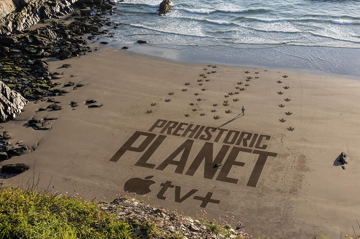 Des empreintes de T-Rex sur la plage pour la sortie de la série “Planète Préhistorique” (vidéo sur Bidfoly.com) Par Justine Mellado Empreintes-dinosaures-plage-serie-apple-tv-1