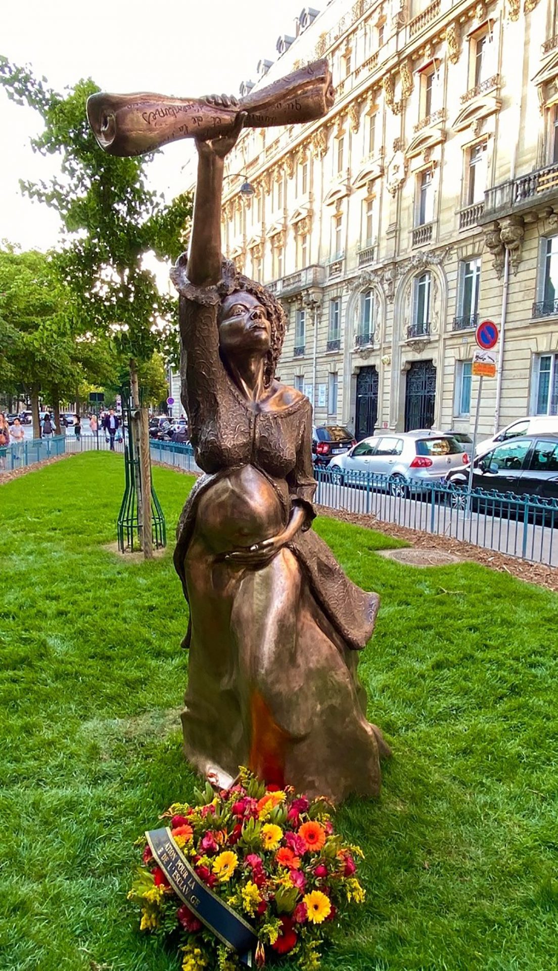 La ville de Paris dévoile sa première statue en l’honneur d’une femme noire ! (vidéo sur Bidfoly.com) Par Justine Mellado Paris-statue-femme-noire-solitude-1-1104x1920
