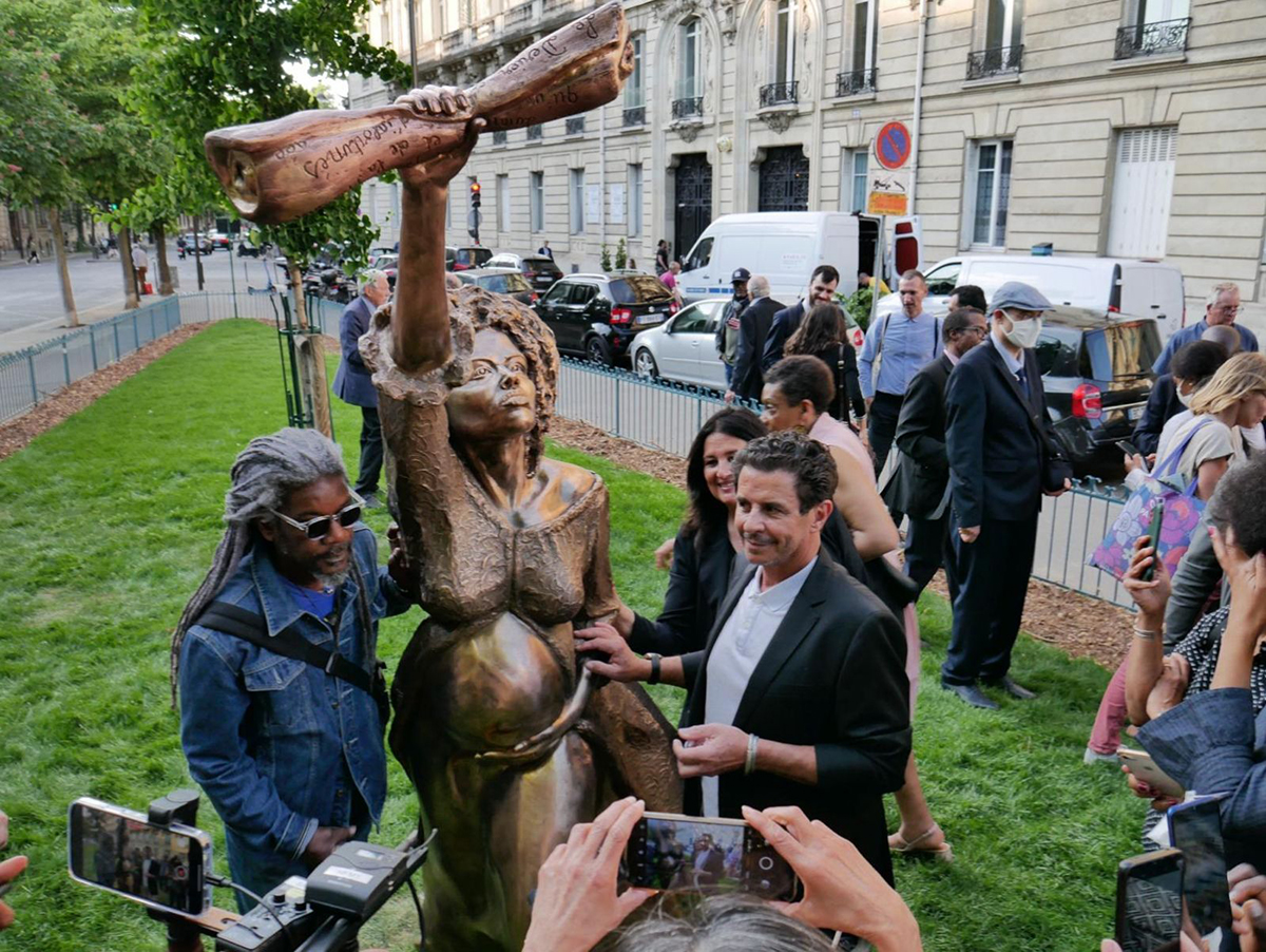 La ville de Paris dévoile sa première statue en l’honneur d’une femme noire ! (vidéo sur Bidfoly.com) Par Justine Mellado Paris-statue-femme-noire-solitude-3