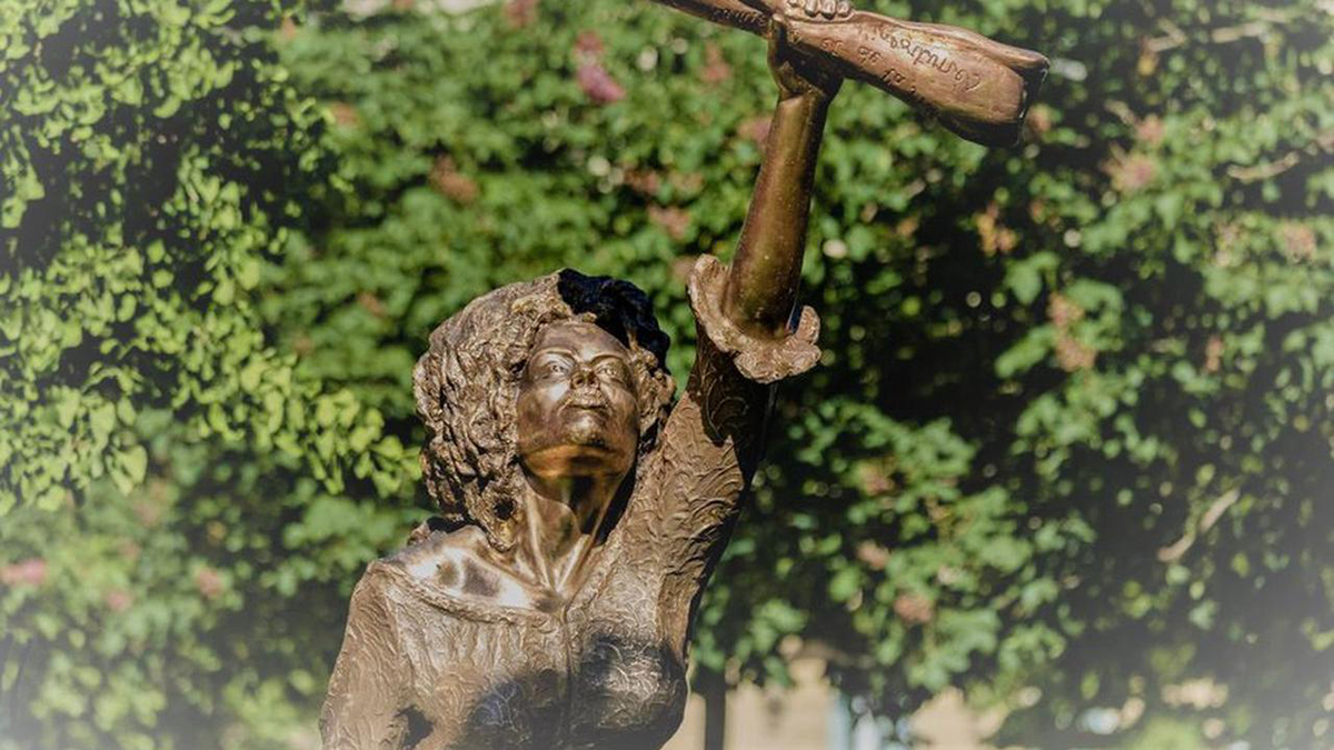 La ville de Paris dévoile sa première statue en l’honneur d’une femme noire ! (vidéo sur Bidfoly.com) Par Justine Mellado Paris-statue-femme-noire-solitude-4