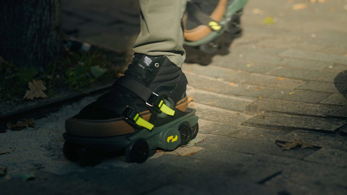 Cette Soci t D voile Des Chaussures Patins Permettant De Marcher 2 cette-soci-t-d-voile-des-chaussures-patins-permettant-de-marcher-2