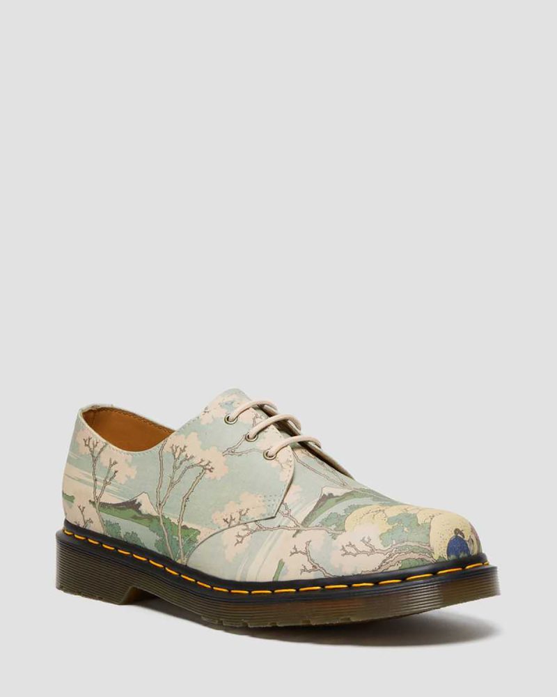 Dr. Martens dévoile une collection en l’honneur du peintre japonais Hokusai