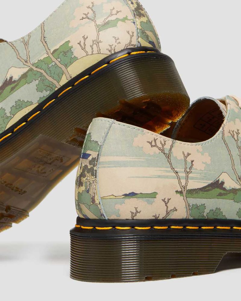 Dr. Martens dévoile une collection en l’honneur du peintre japonais Hokusai