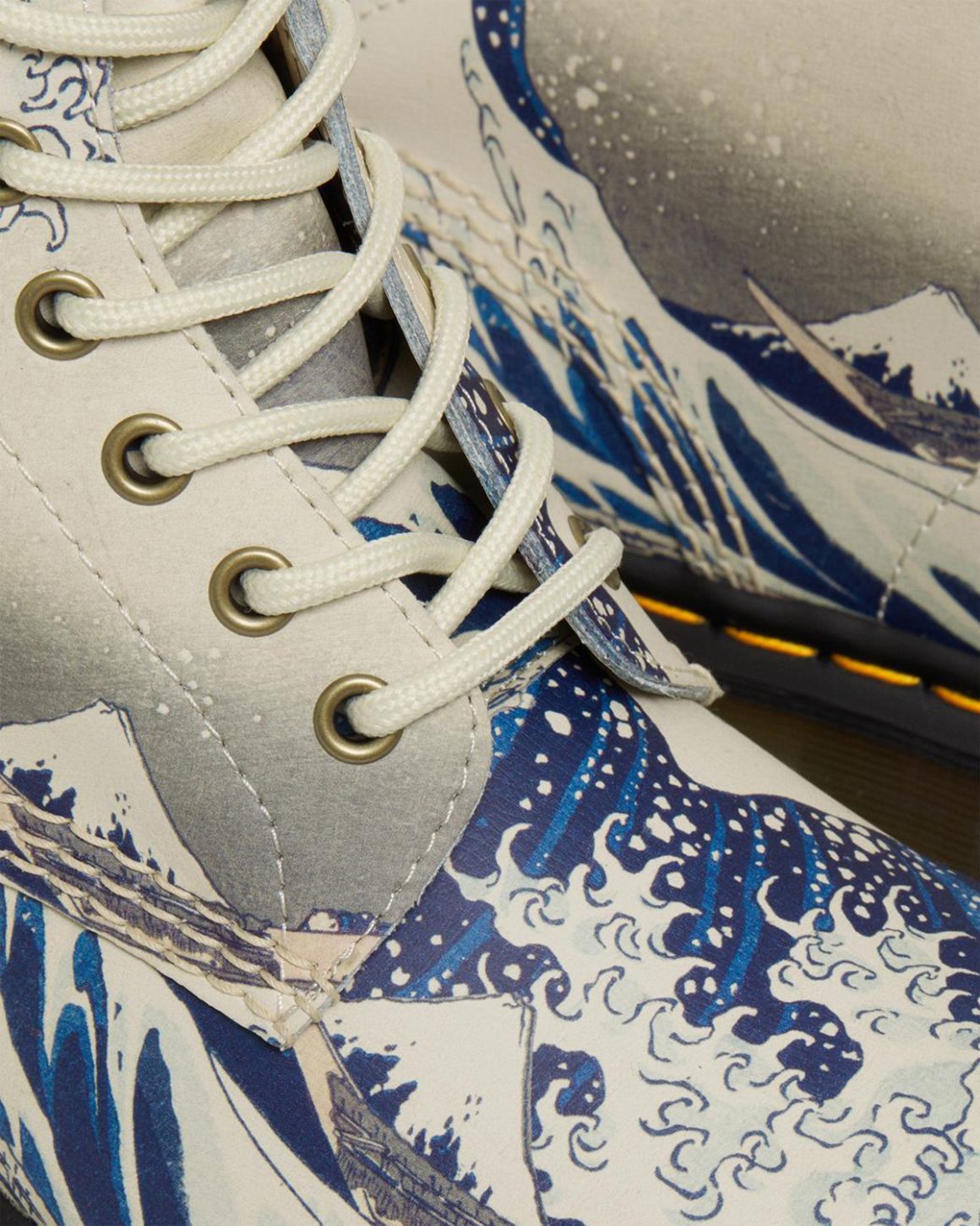Dr. Martens dévoile une collection en l’honneur du peintre japonais Hokusai