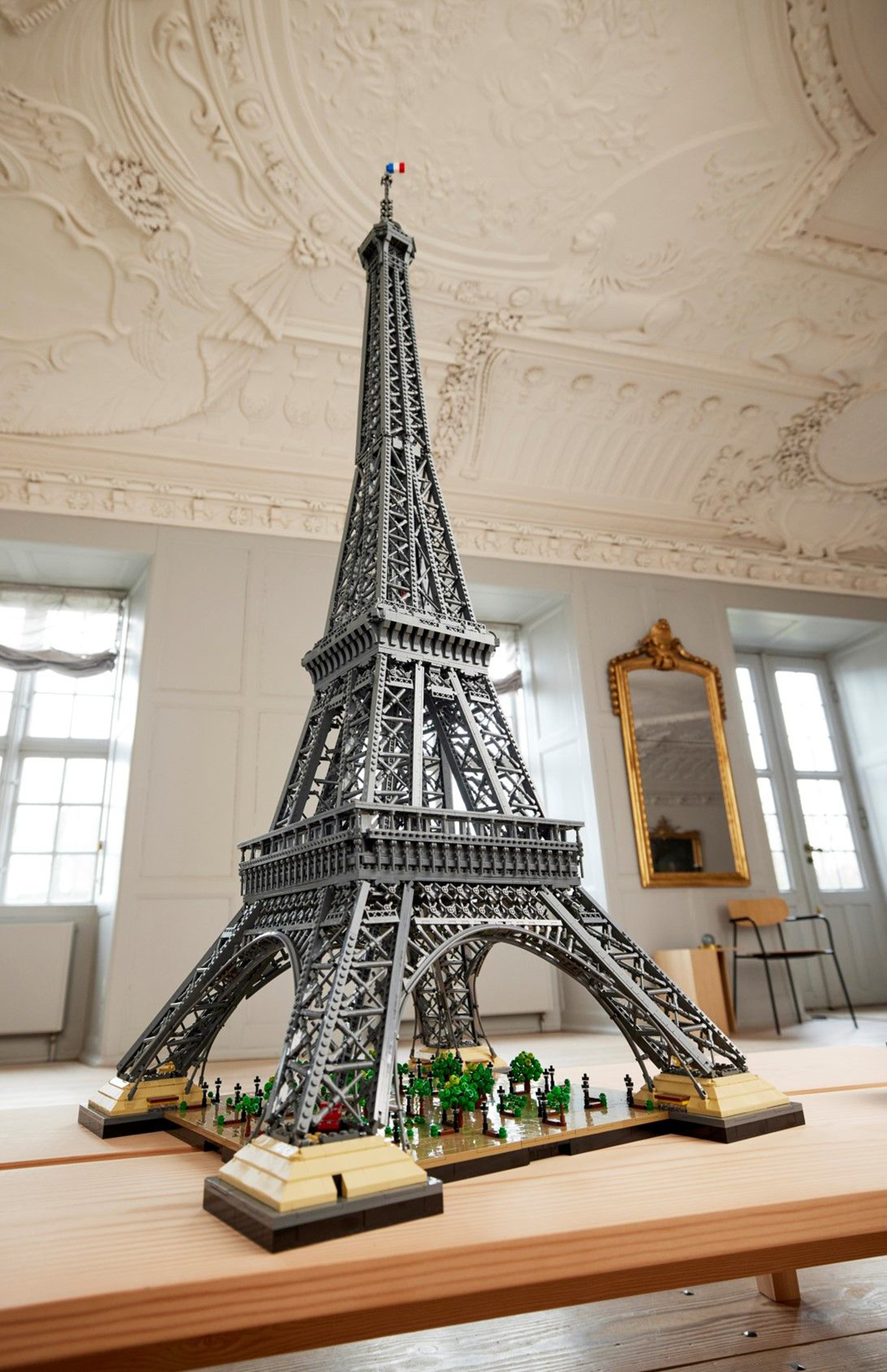 LEGO commercialise une réplique de la Tour Eiffel haute de 1,49 mètre