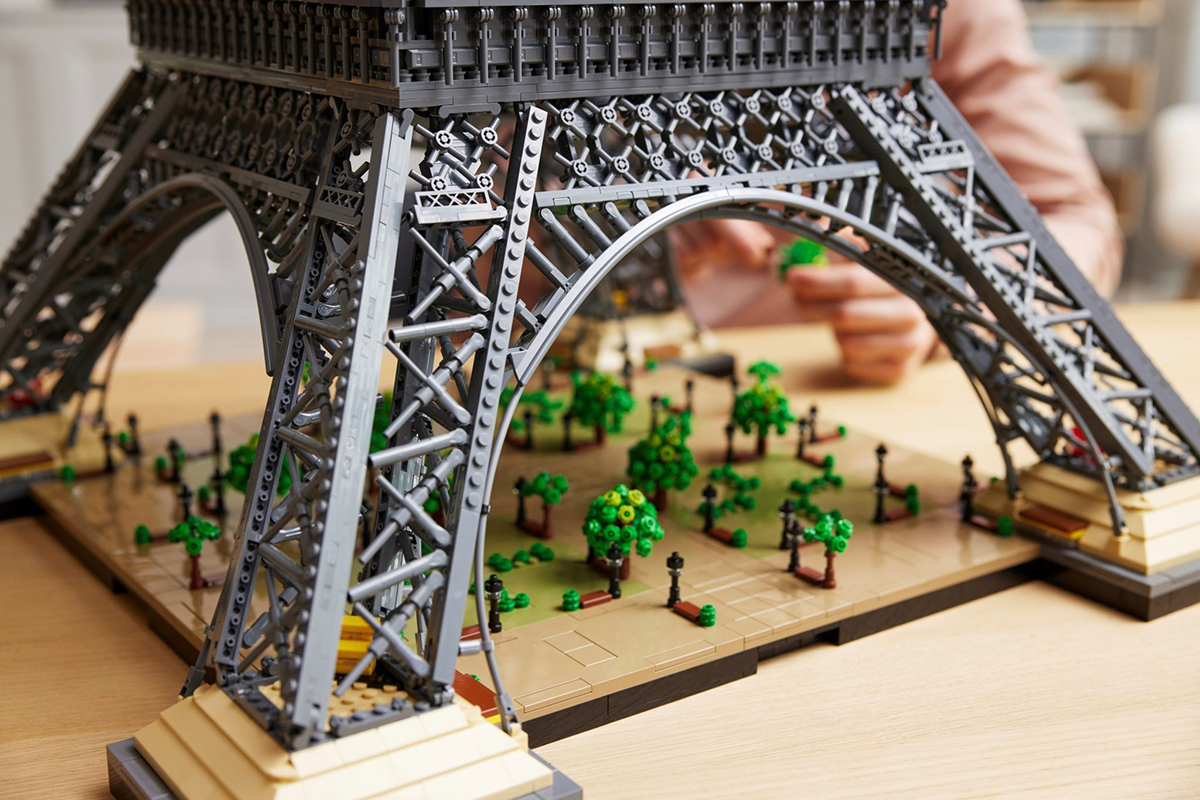 Avec une réplique de la Tour Eiffel de 1,49 mètre de haut, Lego dévoile sa  plus grande construction commercialisée
