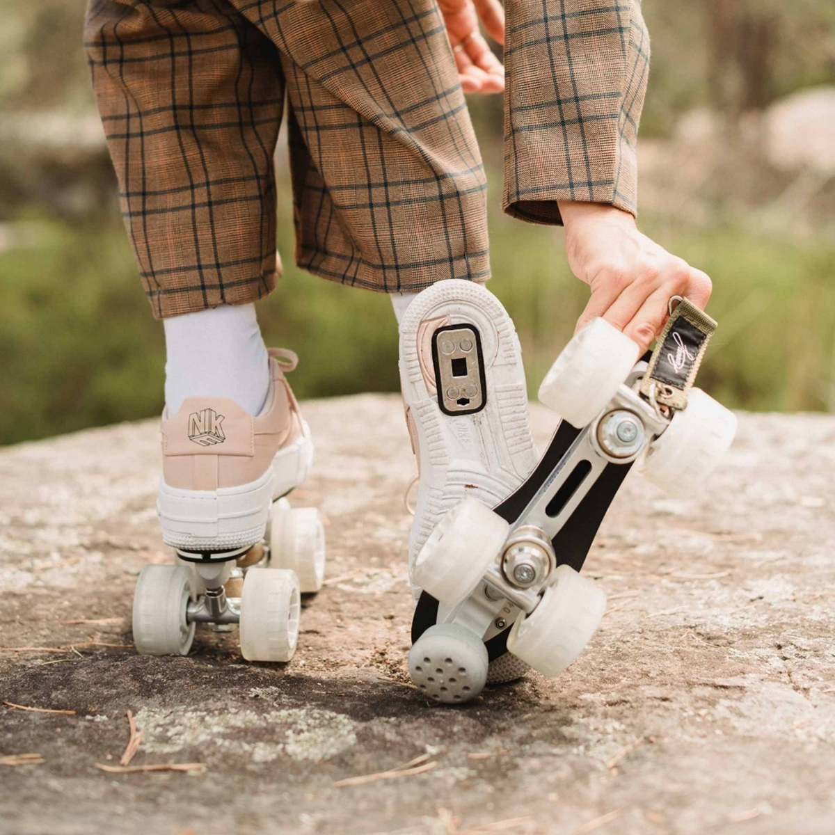 Ce super gadget transforme nos sneakers en patins à roulettes