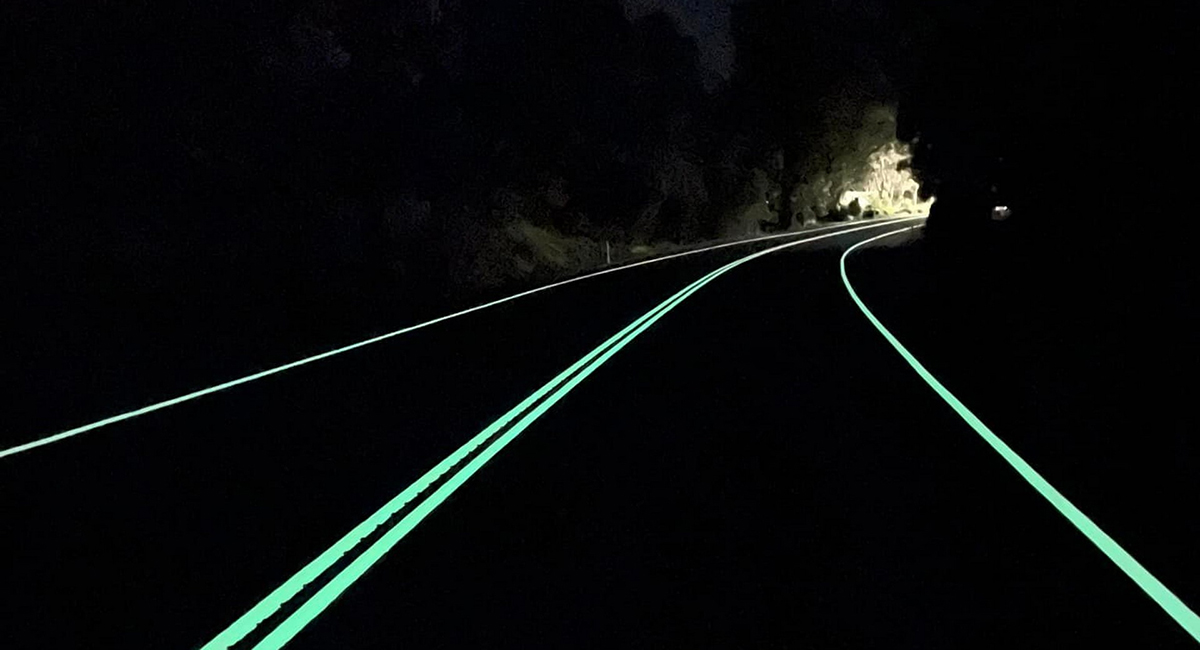 Australie : des routes phosphorescentes pour plus de sécurité la nuit ! (vidéo sur Bidfoly.com) Par Justine M. Australie-marquage-sol-routes-phosphorescent-2