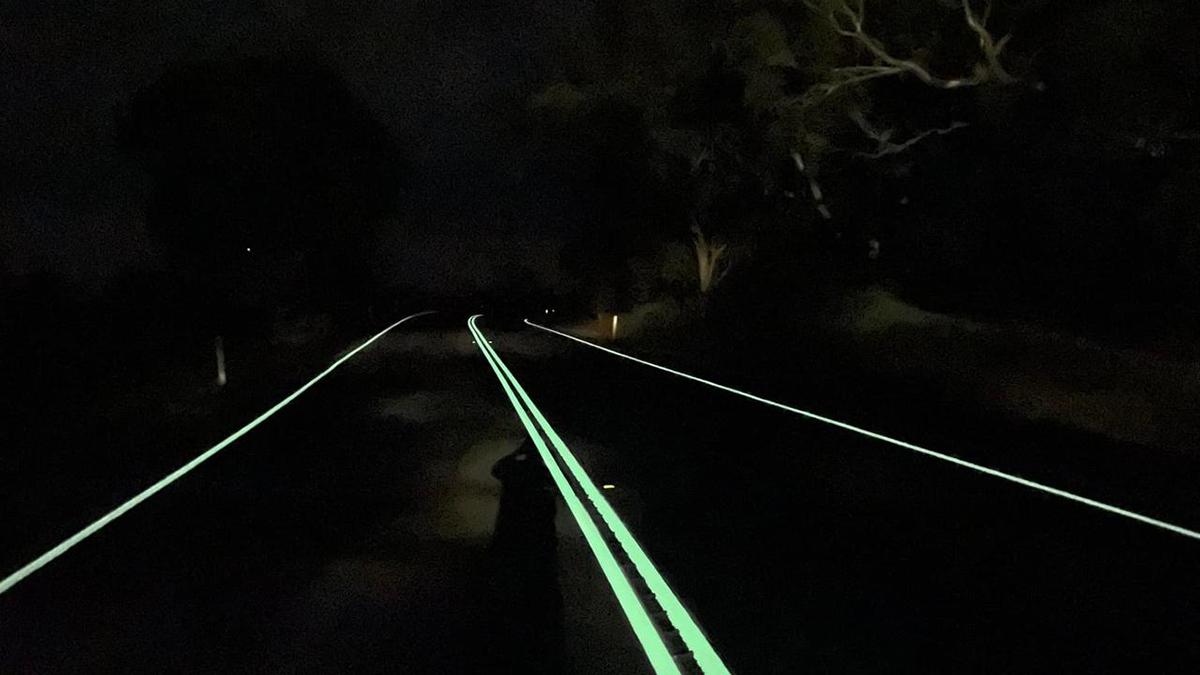 Australie : des routes phosphorescentes pour plus de sécurité la nuit ! (vidéo sur Bidfoly.com) Par Justine M. Australie-marquage-sol-routes-phosphorescent-3