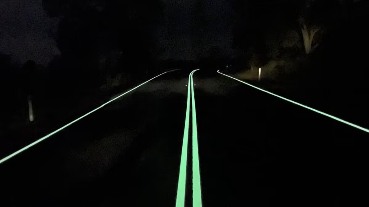 Australie : des routes phosphorescentes pour plus de sécurité la nuit ! (vidéo sur Bidfoly.com) Par Justine M. Australie-marquage-sol-routes-phosphorescent-5