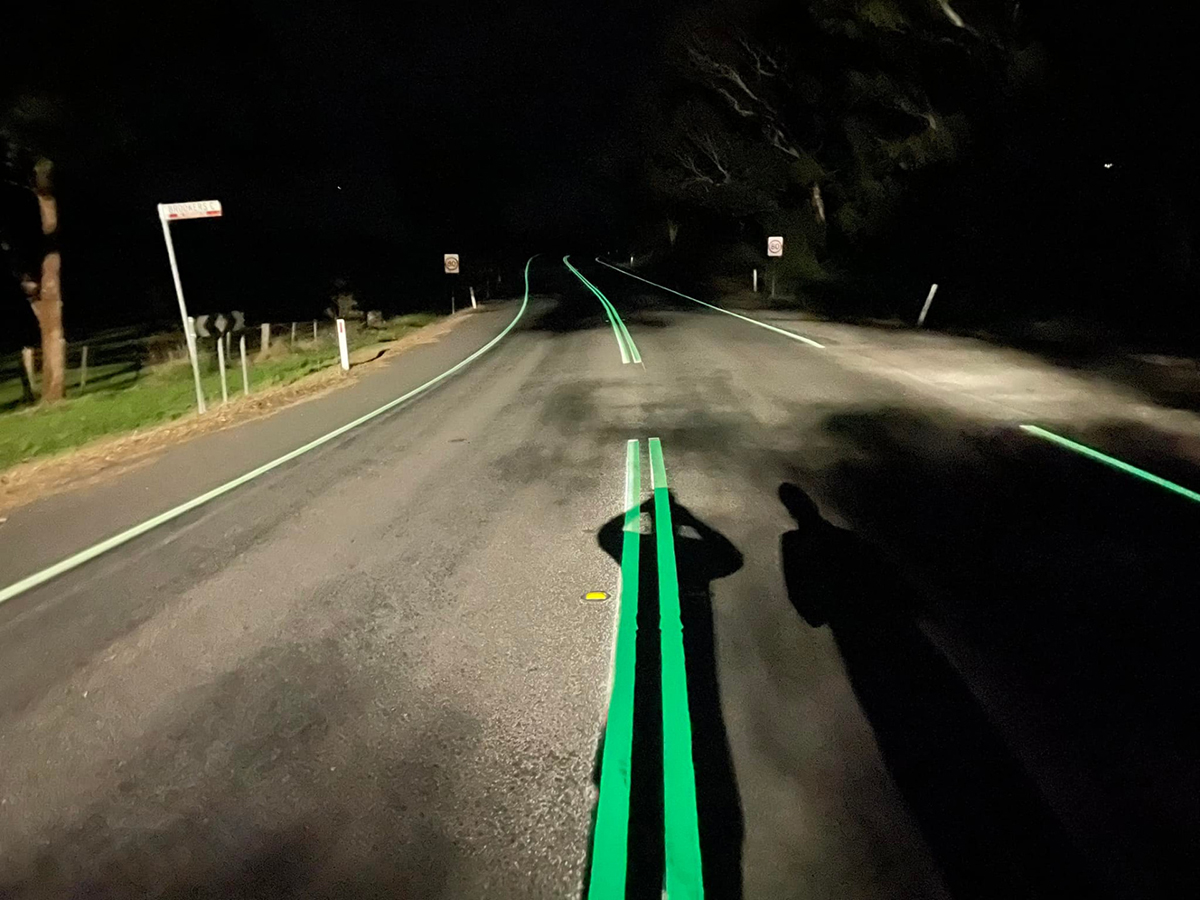 Australie : des routes phosphorescentes pour plus de sécurité la nuit ! (vidéo sur Bidfoly.com) Par Justine M. Australie-marquage-sol-routes-phosphorescent-8