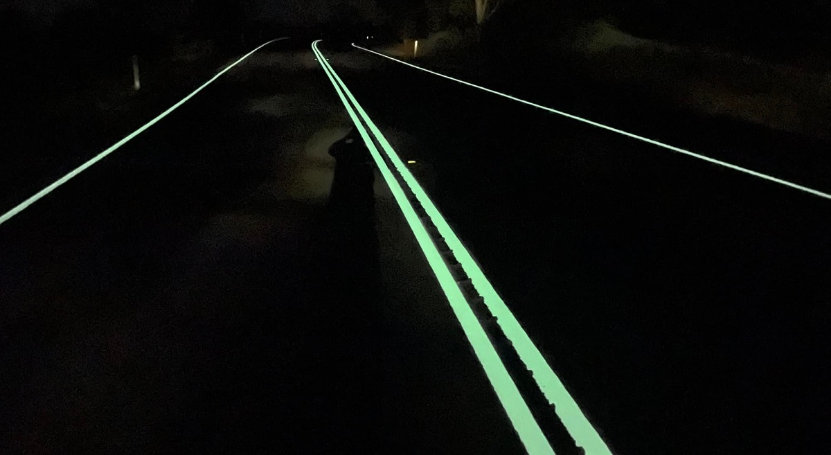 Australie : des routes phosphorescentes pour plus de sécurité la nuit ! (vidéo sur Bidfoly.com) Par Justine M. Australie-marquage-sol-routes-phosphorescent-9