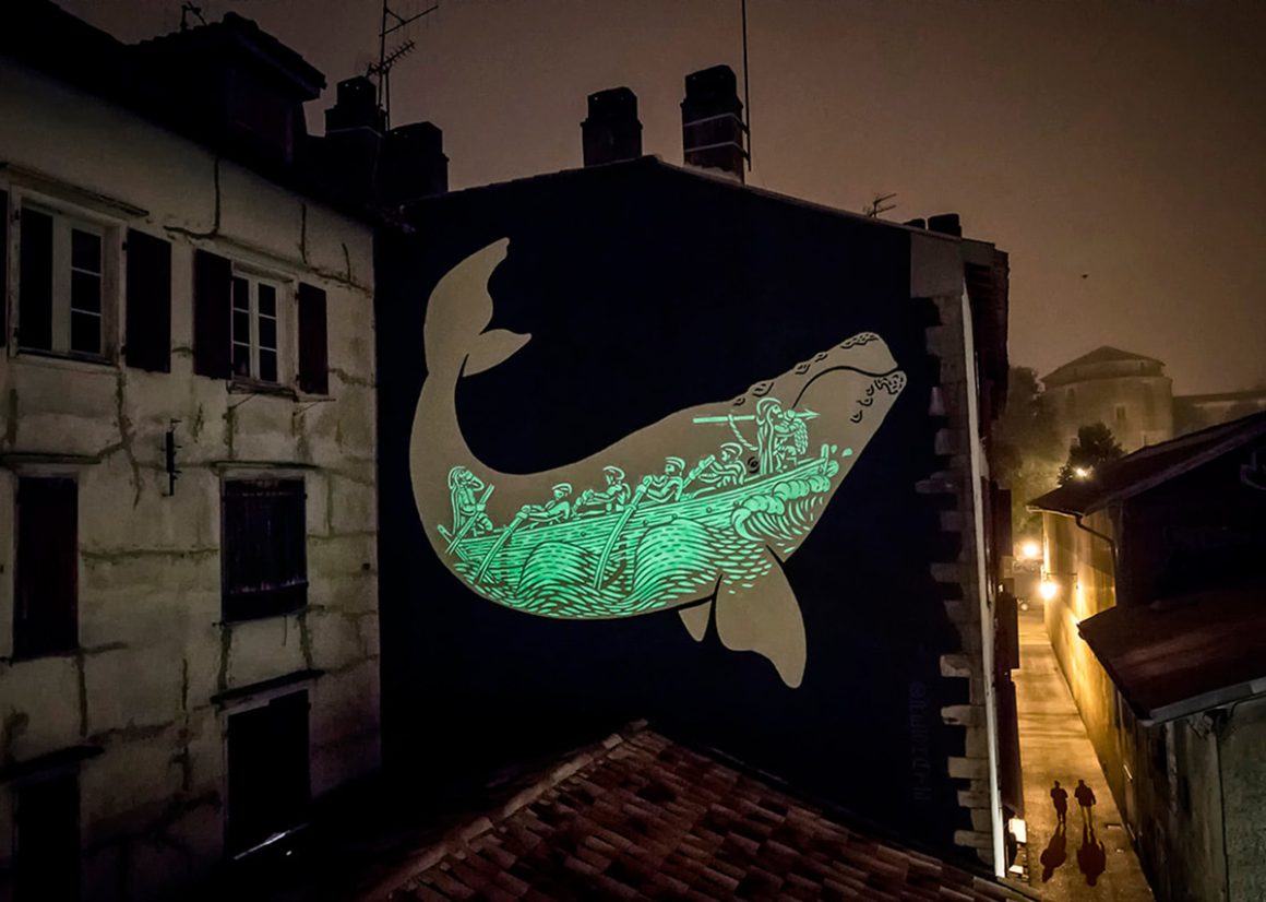 Ces street art phosphorescents dévoilent un autre visuel la nuit tombée — free download