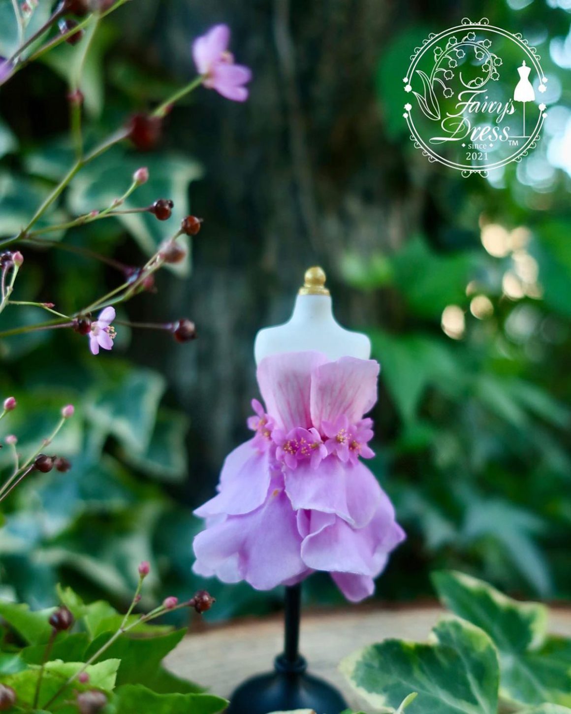 Cette créative confectionne d’adorables mini robes avec des pétales de ...