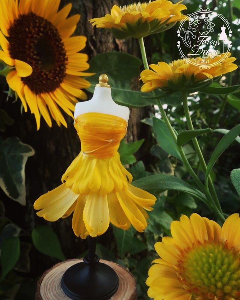 Cette créative confectionne d’adorables mini robes avec des pétales de ...