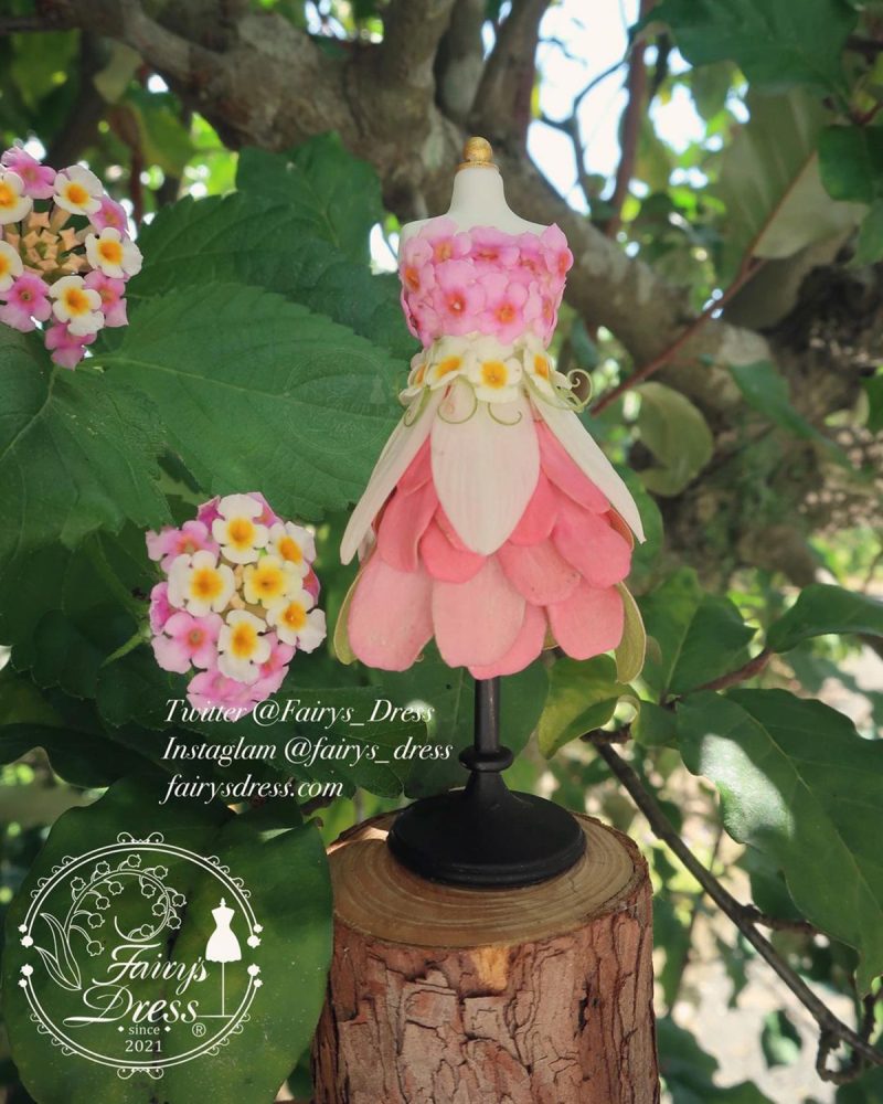 Cette créative confectionne d’adorables mini robes avec des pétales de ...