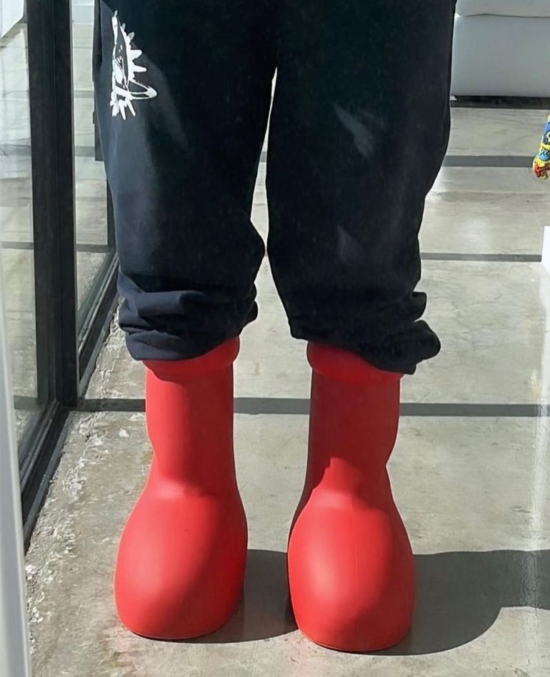 Une paire de bottes rouges montantes inspirée d’Astro Boy affole