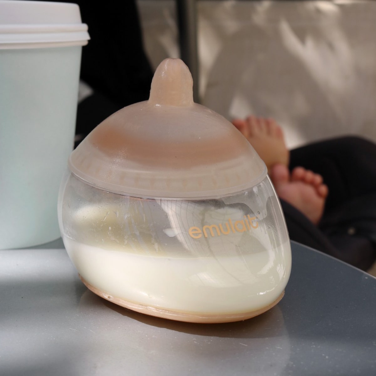 Un biberon design en forme de sein pour imiter l'allaitement maternel